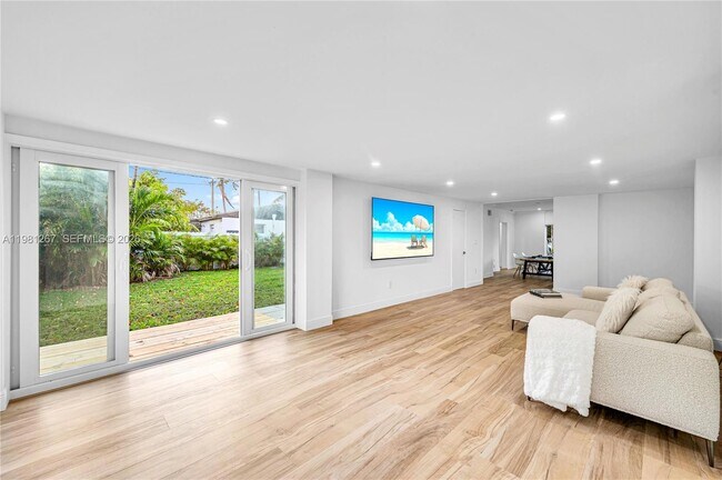 Building Photo - 1960 NE 182nd St