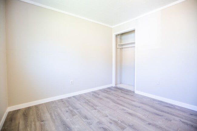 Building Photo - 2 Bedroom 1 Bath SE Salem Home ** Large Fenced In Yard