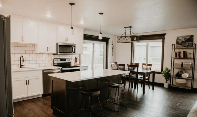 Building Photo - Discover Your Dream Home: Inviting Open Floor Plan, Spacious Living, and Stylish Finishes Awaits ...