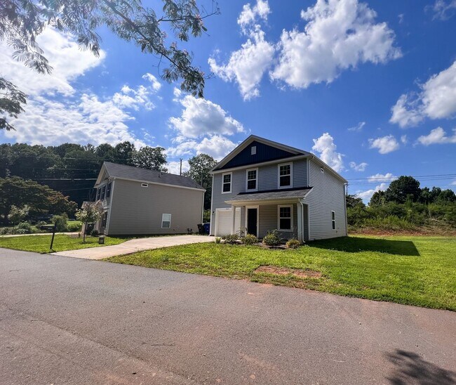 Building Photo - Gorgeous 3 bedroom, 2 1/2 bathroom two-story home in Winston Salem