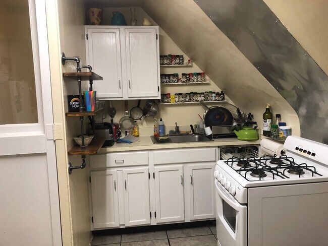 Building Photo - 720 Gladstone Ave