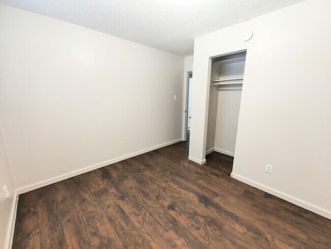 Building Photo - Charming 3 Bedroom Home