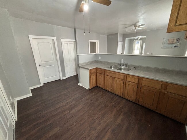 Building Photo - 2 Bedroom House