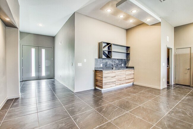 Building Photo - Beautiful East side House 4 bed-2.5 baths, part of The Overlook Casa Club that includes Swimming ...