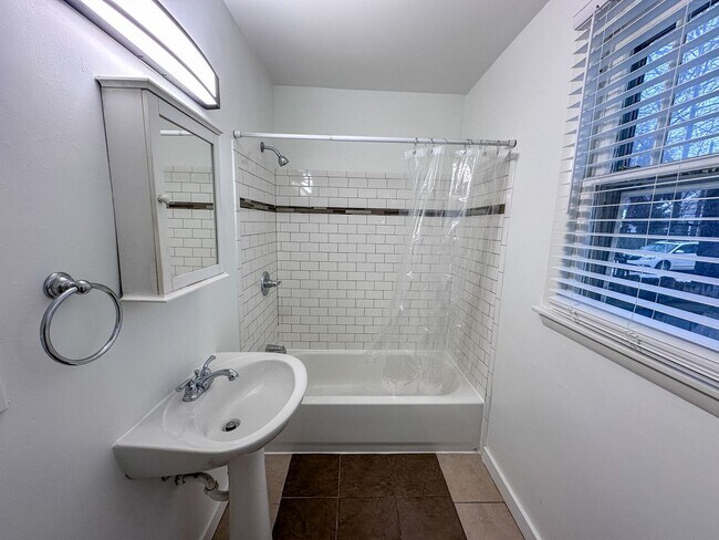 Building Photo - 734 Fountain St NE