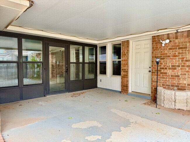 Building Photo - House For Rent