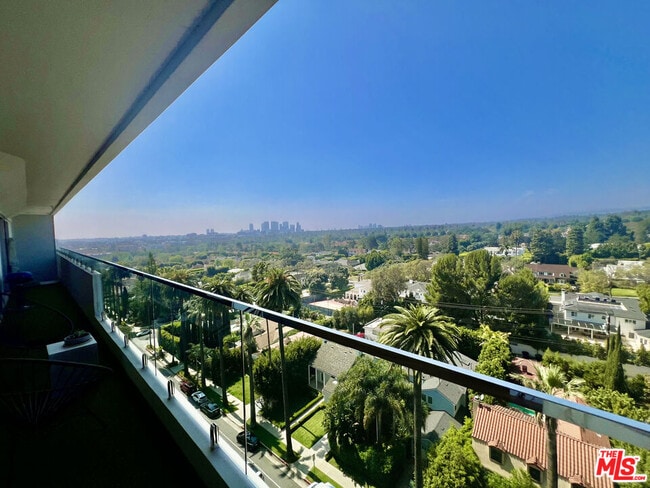 Building Photo - 838 N Doheny Dr