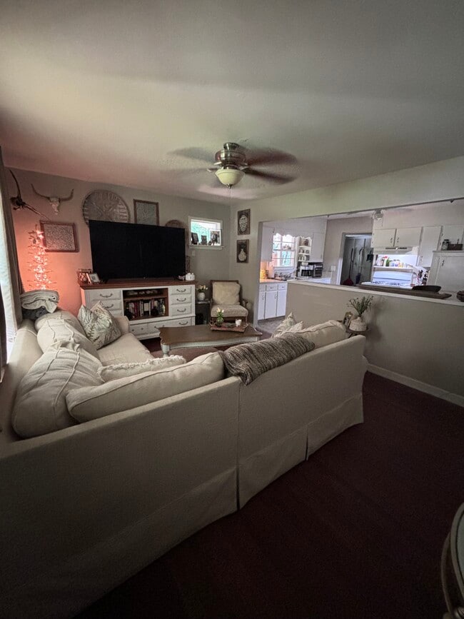 Building Photo - 501 Rosewell Ln
