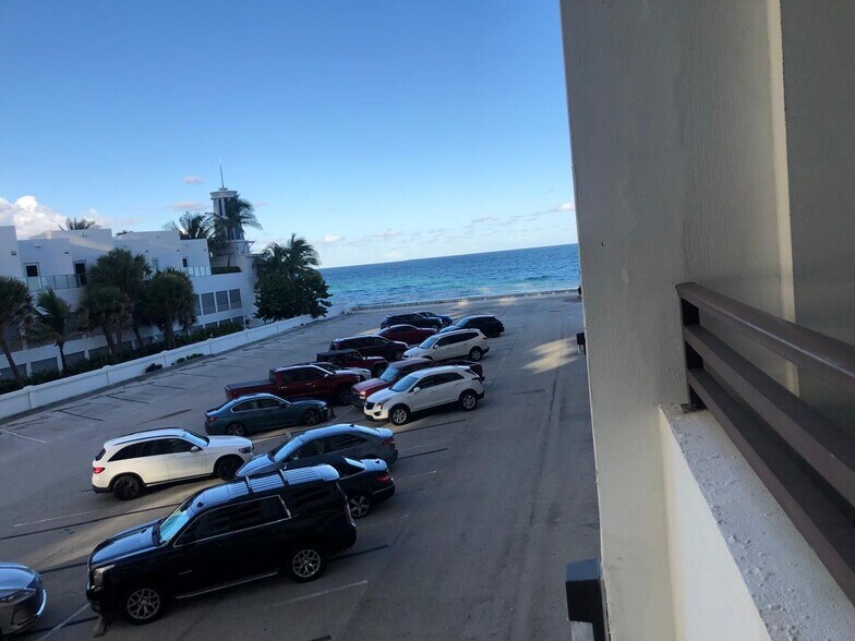 Building Photo - 3505 S Ocean Dr