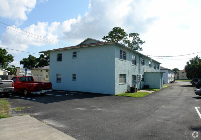 Building Photo - Gina at 359