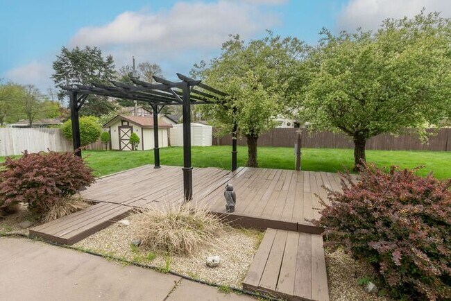 Building Photo - Prairie Lane Estates 3 bedroom ranch with spacious rooms and amenities beyond your imagination