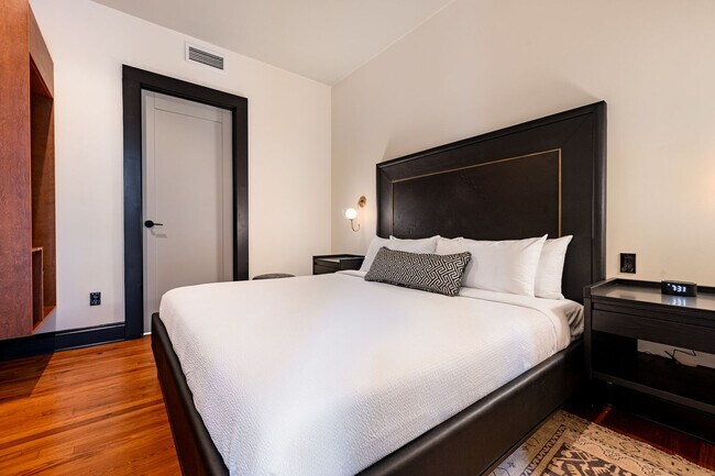 Building Photo - 1011 Canal St