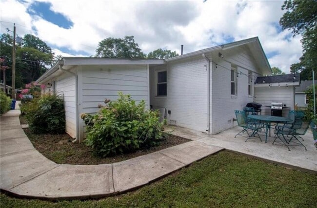 Building Photo - 1329 Plaza Ave SW