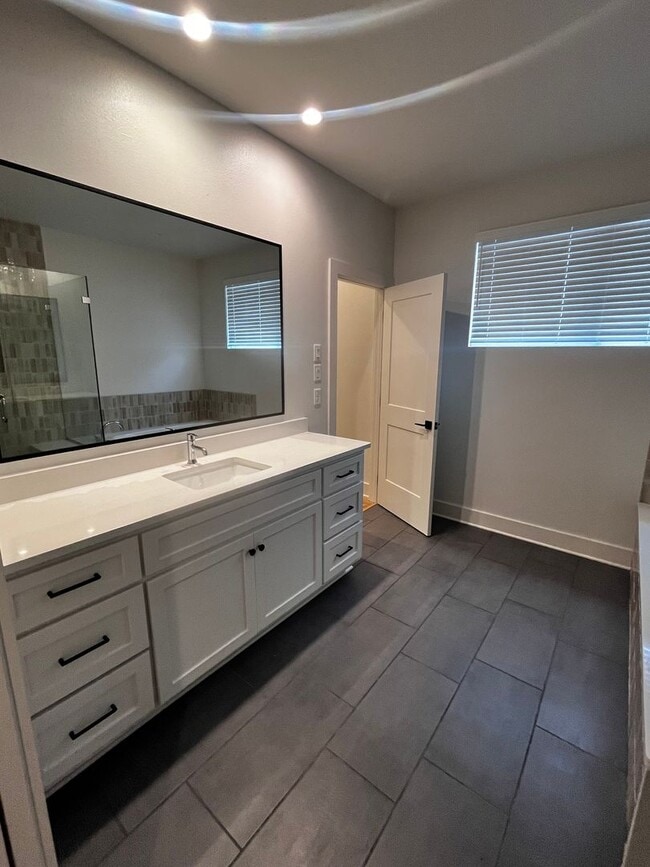 Building Photo - Argenta!