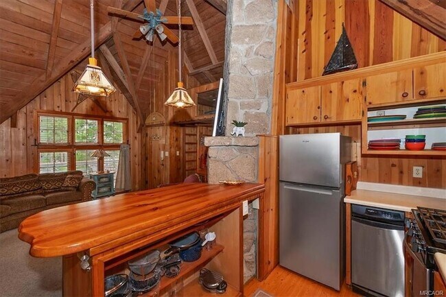 Building Photo - 295 Sunset Dr