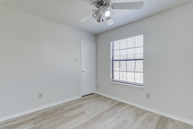 Building Photo - Cozy, Freshly Updated 3-bedroom 2-bathroom...