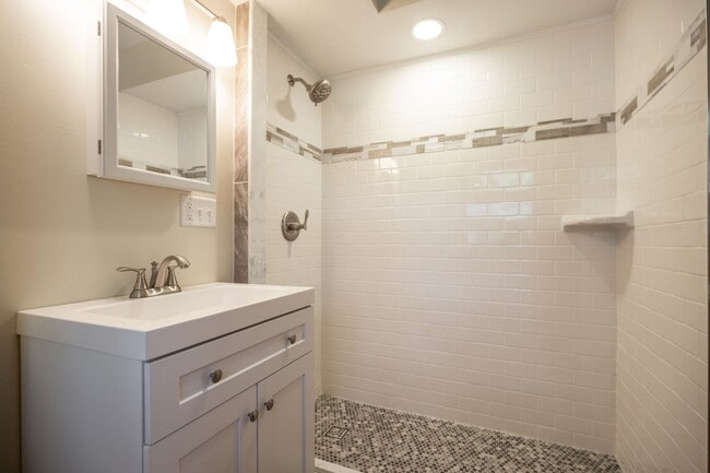 Building Photo - Come home to the serenity of Mequon-Thiensville