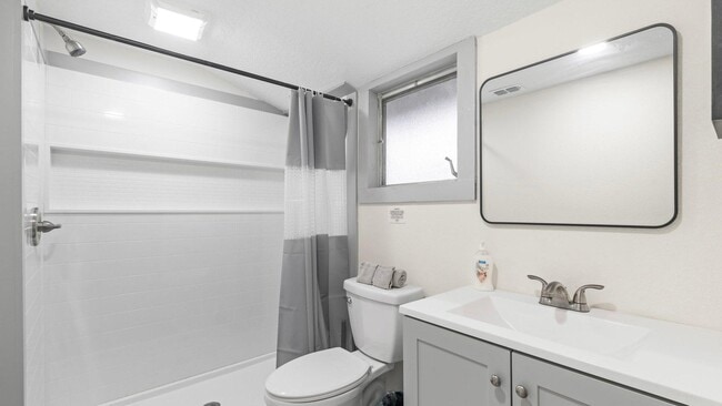 Building Photo - 219 W 41st St