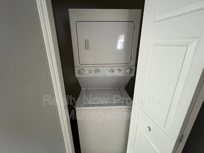 Building Photo - 12224 Fairview Ct