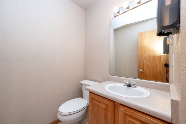 Building Photo - 3 bed, 2.5 bath Home in English Ranch Neig...