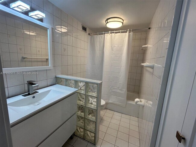 Building Photo - 2899 Collins Ave