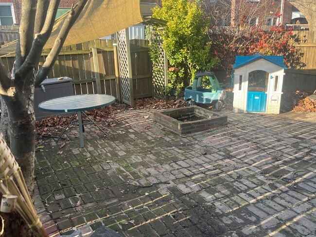 Building Photo - Charming Reynolds Ave Rental – Spacious Yard, Stylish Kitchen, Great Location