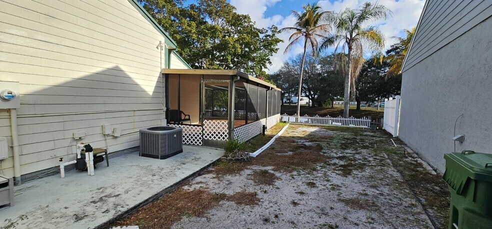 Building Photo - 1251 SW 84th Ter