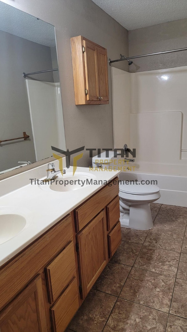 Building Photo - 3 bed/ 2 bath home by Benton River Center