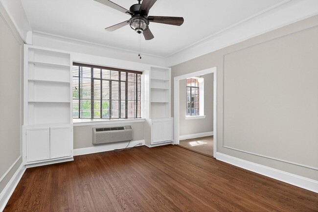 Building Photo - Absolutely stunning penthouse level unit in the historic Poplar building in Charlotte's tree line...