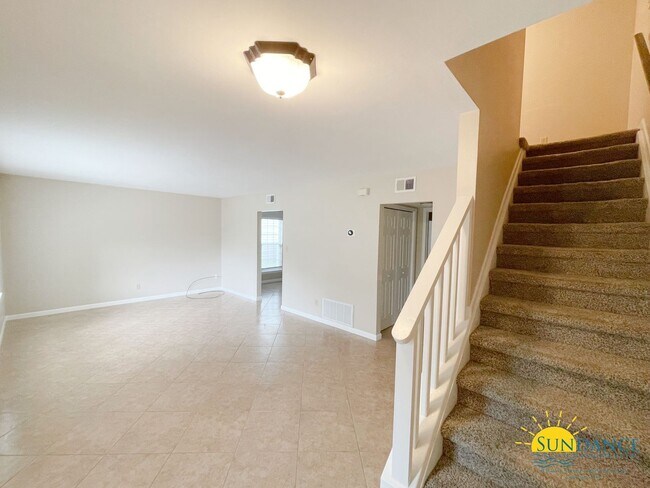 Building Photo - Beautiful 3 Bedroom Townhouse Close to Both Bases!