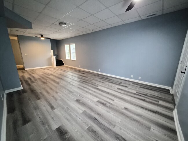 Building Photo - 33 N Sherman Dr