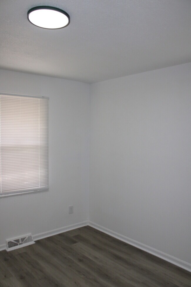 Building Photo - Spacious 4 bedrooms and 2 bathrooms in Kan...