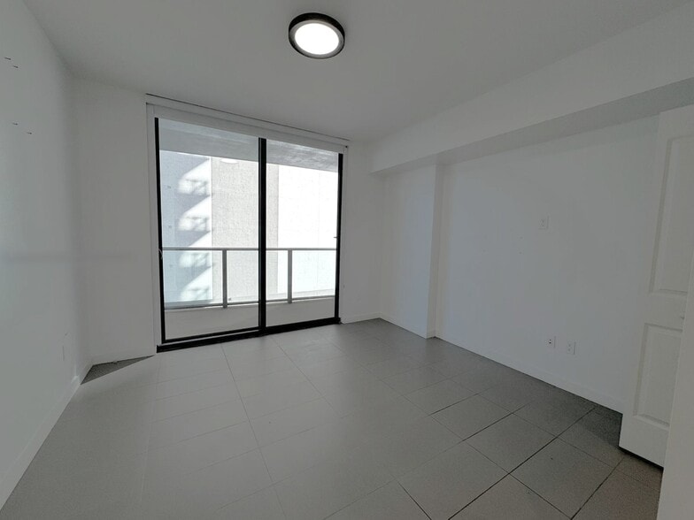 Building Photo - 1600 NE 1st Ave