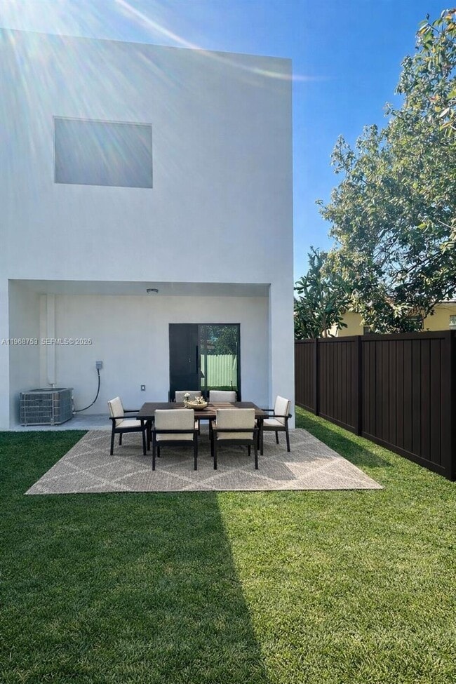 Building Photo - 1123 NW 25th St