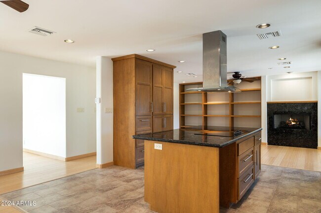 Building Photo - 8643 E Sandalwood Dr