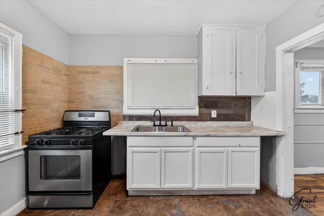 Building Photo - $1550 4 bedroom