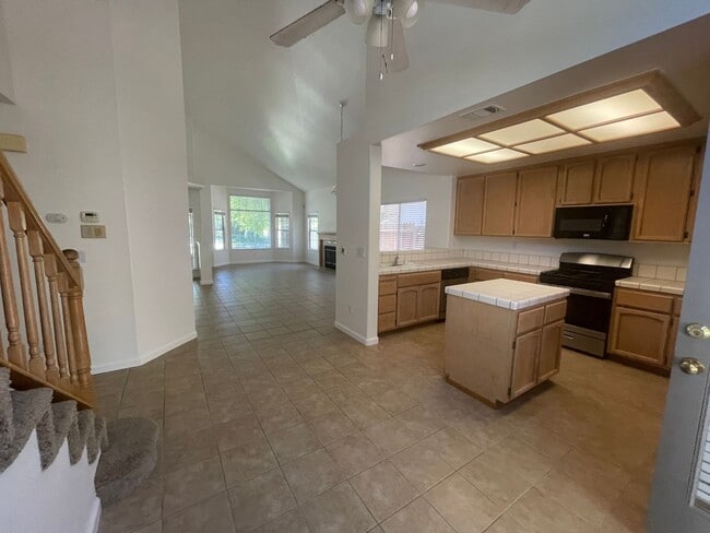Building Photo - 3 Bedroom 3 Bath Home in West Natomas