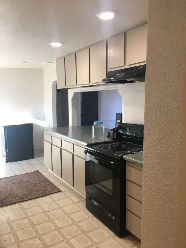 Building Photo - Paradise Cozy 2 bed one bath off of upper ...