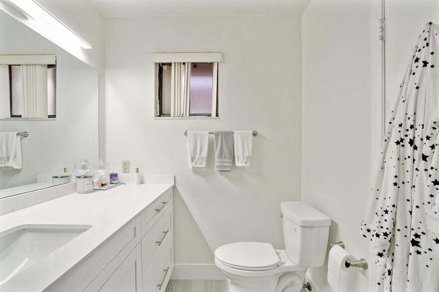 Building Photo - 3961 Adra Ave