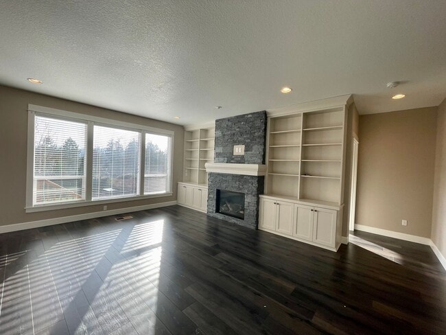 Building Photo - Beautiful Single Story Home!! 3 bed/2 bath with Open Floor Plan and Large Yard!!