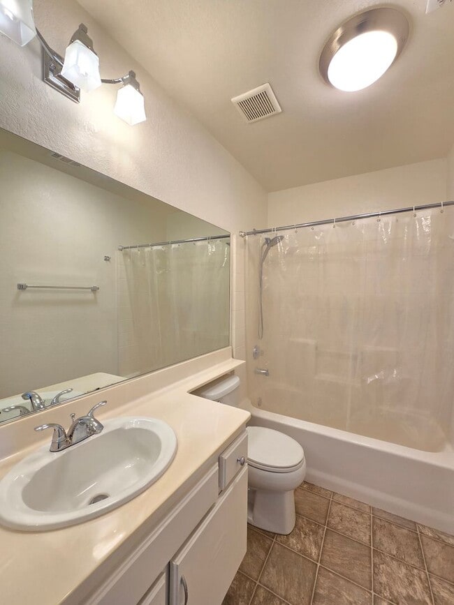 Building Photo - Beautiful 4-Bedroom / 2-bathroom Single-Family Home for Rent