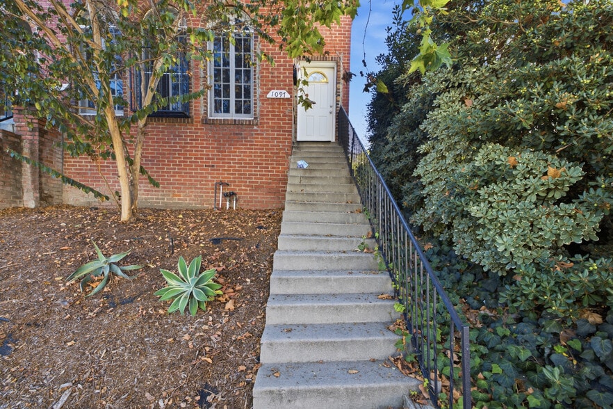 Building Photo - 1097 S Orange Dr