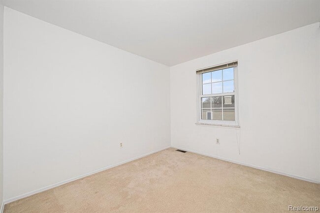 Building Photo - 41712 Onaway Dr