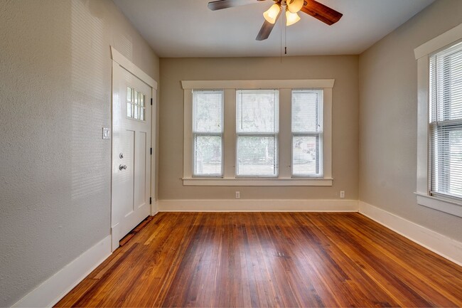 Building Photo - 115 Goldenrod St