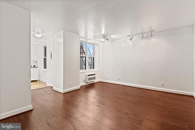 Building Photo - 1316 New Hampshire Ave NW