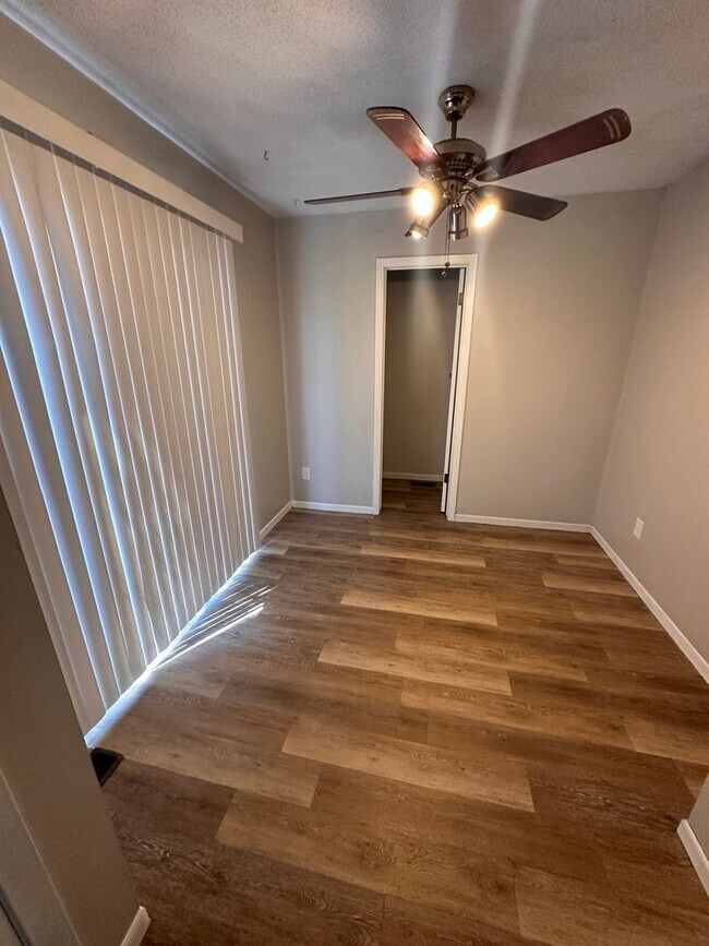 Building Photo - $1195 - 3 bedroom/ 2.5 bathroom - Townhome...