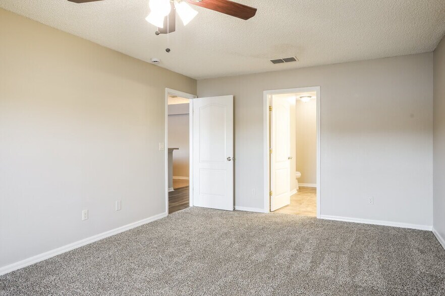 Building Photo - 975 Deer Spring Dr