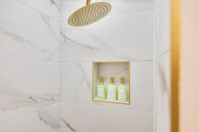 Building Photo - Lakefront Luxury Retreat, 5 Beds, 3 Baths, Quiet Gated Community.