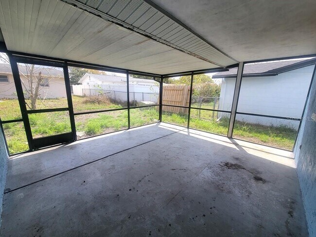 Building Photo - 10920 Oakdale Ave