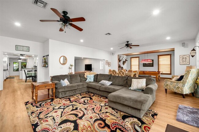 Building Photo - 2551 Lakeview Dr